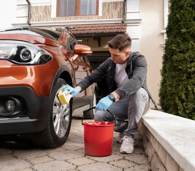 Lavage auto à domicile Saint-Pierre-des-Nids : professionnel intervenant sur un véhicule